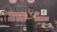 Sekretaris TKRPP (Tim Koordinasi Relawan Pemenangan Pilpres) Deddy Yevri Sitorus memberikan sambutan saat membuka Turnamen TKRPP E-Sport Mobile Legends   diinisiasi oleh Komunitas Tenaga Ahli dan Staf Administrasi Fraksi PDI Perjuangan DPR RI (KITAS) di Rumah Aspirasi Relawan Ganjar Pranowo 2024, di Jl. Diponegoro No. 72, Menteng, Jakarta Pusat, pada Sabtu (22/07/2023).
