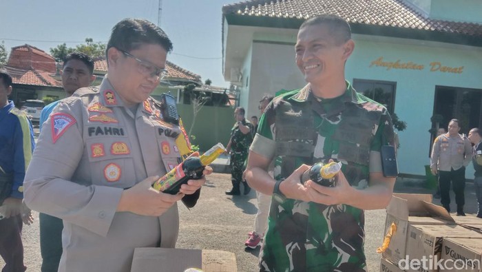 TNI dan Polisi usai penyitaan miras di Indramayu