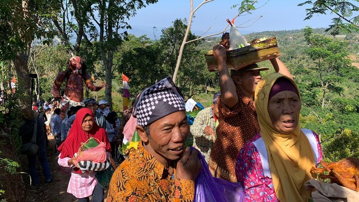 Tradisi Ngrekso Bumi di Desa Conto, Kecamatan Bulukerto, Minggu (23/7/2023).