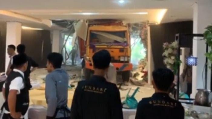 Truk seruduk gedung pernkahan di Balikpapan. Dokumen Istimewa