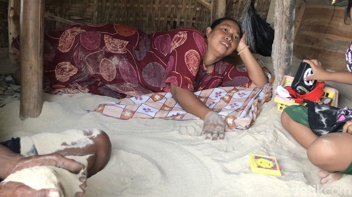 Warga di Desa Plawangan, Rembang, memiliki kebiasaan unik tidur di pasir, Minggu (23/7/2023).