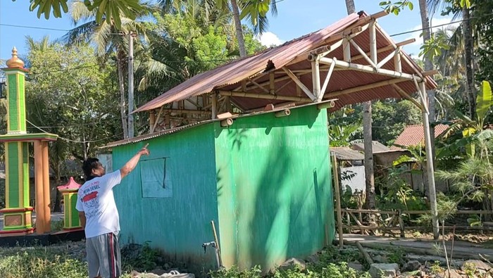 Warga menunjukkan kerusakan atap imbas operasional pesawat yang melintasi kawasan Pantai Kadilangu, Temon, Kulon Progo, Minggu (23/7/2023).