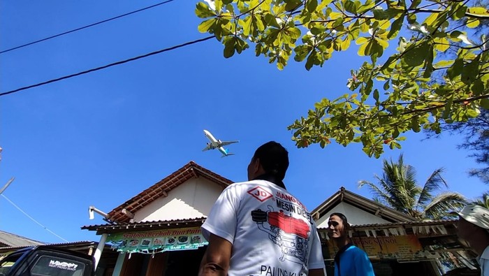 Warga menunjukkan kerusakan atap imbas operasional pesawat yang melintasi kawasan Pantai Kadilangu, Temon, Kulon Progo, Minggu (23/7/2023).