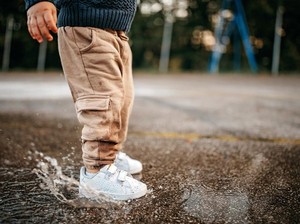 7+ Cara Menghilangkan Noda di Sepatu Putih dengan Mudah dan Terlihat Baru