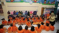 Para murid sedang belajar di PAUD Yasra, Kota Bogor, Jawa Barat. PAUD Yasra merupakan salah satu dari 25 PAUD yang telah dicat ulang dalam rangka Hari Anak Nasional dan tahun ajaran baru 2023/2024. 