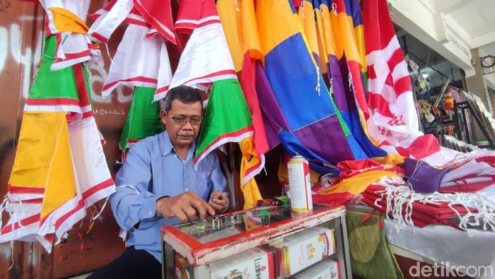 Aceng Suhendi pedagang bendera musiman di emper ruko Terminal Ciamis.