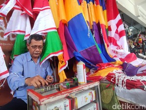 Kisah Aceng Penjual Bendera yang Mampu Kuliahkan Anak-Beli Sawah