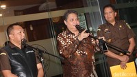 Dihari yang sama, Menko Perekonomian Airlangga Hartarto tiba di Kejagung. Ia diperiksa sebagai saksi selama 12 jam dan dicecar 46 pertanyaan soal kasus korupsi pemberian fasilitas ekspor minyak sawit mentah Crude Palm Oil (CPO). Grandyos Zafna/detikcom