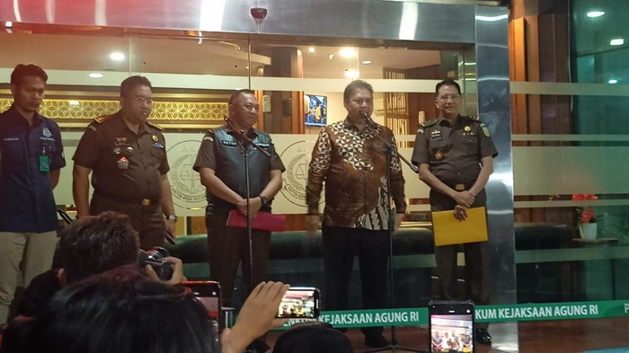 Airlangga usai memberikan keterangan di Kejagung (Adrial/detikcom)
