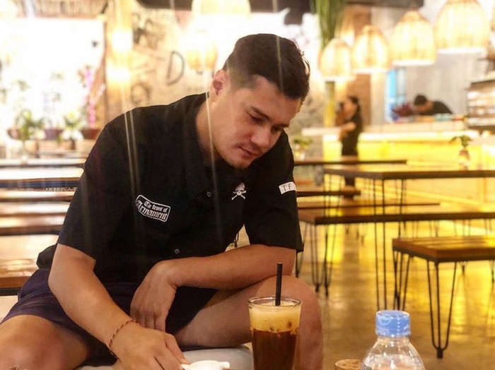 Aksi Aktor Bobby Joseph Saat Berburu Nasi Warteg hingga Kopi Enak Aksi Aktor Bobby Joseph Saat Berburu Nasi Warteg hingga Kopi Enak
