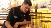 Sebelum kasus narkoba menimpanya, aktor yang terkenal lewat sinetron Candy ini lebih suka menggunggah momen kulinerannya di Instagram. Seperti momen ngopinya di sebuah kafe. Foto: Instagram @bobbyjoseph_