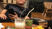 Bobby memang paling suka bersantai di kafe untuk mencari kopi enak. Selain kopi, ada kentang goreng yang jadi teman bersantainya.Foto: Instagram @bobbyjoseph_