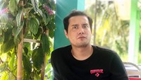 Dirinya memang tak bisa lepas dari ngopi, tak terhitung berapa banyak tempat kopi yang sudah dikunjunginya. Foto: Instagram @bobbyjoseph_