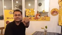 Selain kopi dan nasi warteg, Bobby Joseph juga suka menu nasi dengan ayam goreng, lengkap dengan sambal dan lalapannya. Foto: Instagram @bobbyjoseph_