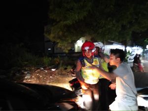 Aksi Polisi Selamatkan Korban Dugaan Penganiayaan dari Dalam Mobil