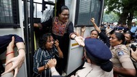 Peristiwa tersebut kemudian menimbulkan pertanyaan tentang peran polisi. Peran polisi makin dipertanyakan setelah muncul detail memberatkan dalam pengaduan tertulis dari kerabat salah satu korban wanita, yang salinannya dilihat BBC. Pengaduan tertulis itu menyebut massa diduga mengambil para penyintas dari tahanan polisi. 