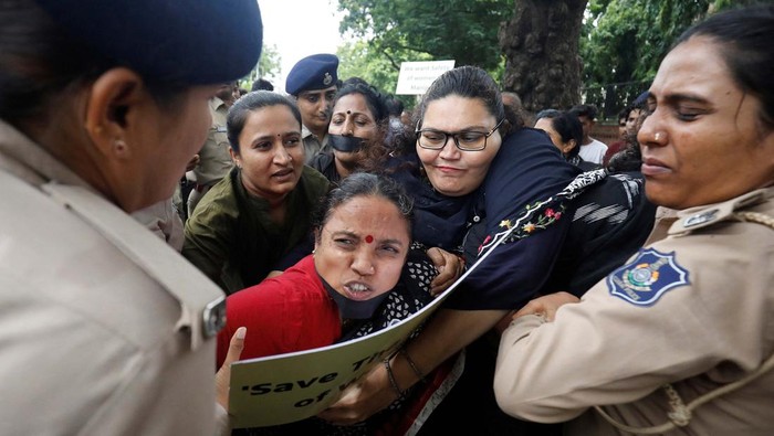 Aksi Protes Dua Wanita Diarak Bugil di India Terus Terjadi Demonstrators react as they are detained by police during a protest against the alleged sexual assault of two tribal women in the eastern state of Manipur, in Ahmedabad, India, July 23, 2023. REUTERS/Amit Dave