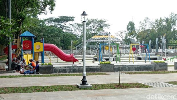 Alun-alun Dadaha Tasikmalaya.