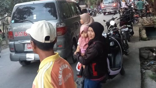 Ambulans yang mengangkut satu keluarga tewas setelah bertabrakan dengan dump truck di Dompu, NTB. (IST)
