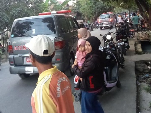 Ambulans yang mengangkut satu keluarga tewas setelah bertabrakan dengan dump truck di Dompu, NTB. (IST)