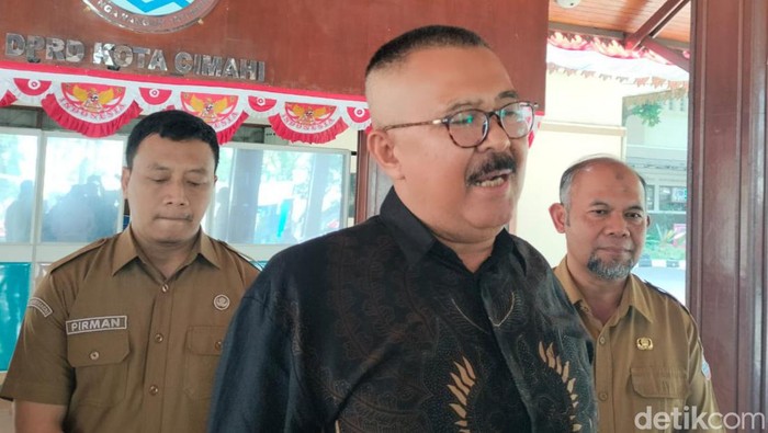 Anggota DPRD Kota Cimahi Fraksi PPP Edi Sofyan jelaskan soal pelaksanaan reses yang berujung warga keracunan massal.