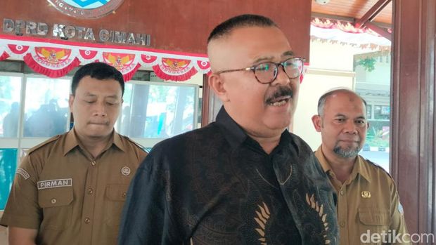 Anggota DPRD Kota Cimahi Fraksi PPP Edi Sofyan jelaskan soal pelaksanaan reses yang berujung warga keracunan massal.