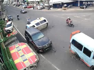 2 Angkot di Lampung Terguling Usai Kebut-kebutan hingga Tabrak Fortuner