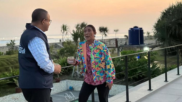 Anies Baswedan bertemu dengan Susi Pudjiastuti di Pangandaran, Jawa Barat.