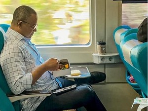 Anies Posting Momen Makan Nasi Kotak di Kereta, Ajak Tebak-tebakan