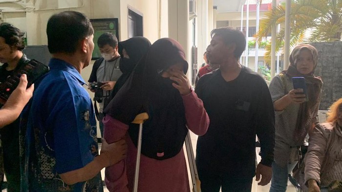 ART bernama Siti menangis usai mendengar majikan penganiaya dirinya divonis 4 tahun penjara (Mulia-detikcom)