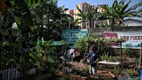 Untuk penanganan sampah, pengurus RT juga membentuk bank sampah.  