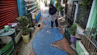 Lukisan 3D menghiasi jalan di gang sempit kampung ini.  