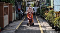 Warga beraktivitas di tiga gang RT 015/RW 004 yang kini dikenal sebagai Kampung Literasi.  