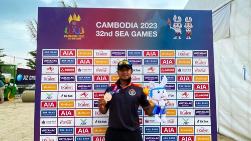 Atlet kriket I Kadek Dharmawan setelah juara III dan mendapat medali perunggu di SEA Games 2023 Kamboja. (Dok I Kadek Dharmawan)