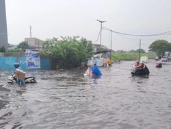 Kota Tangerang Dilanda Banjir Usai Hujan Deras, Sejumlah Motor Mogok