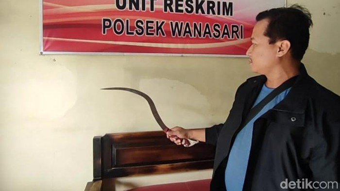Barang bukti celurit diamankan petugas dari lokasi bentrok geng motor di Brebes, Senin (24/7/2023).