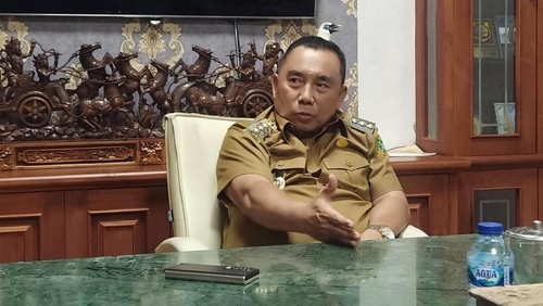 Bupati Jembrana, I Nengah Tamba saat menerima audiensi dari tim detikBali di kantor Bupati Jembrana, Senin (24/7/2023). (I Putu Adi Budiastrawan/detikBali).