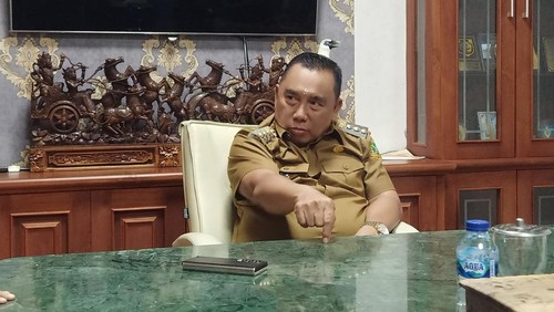 Bupati Jembrana, I Nengah Tamba saat menerima audiensi dari tim detikBali di kantor Bupati Jembrana, Senin (24/7/2023). (I Putu Adi Budiastrawan/detikBali).