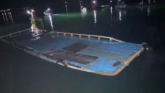 Sebuah kapal penyeberangan di Buton Tengah, Sulawesi Tenggara (Sultra) tenggelam.