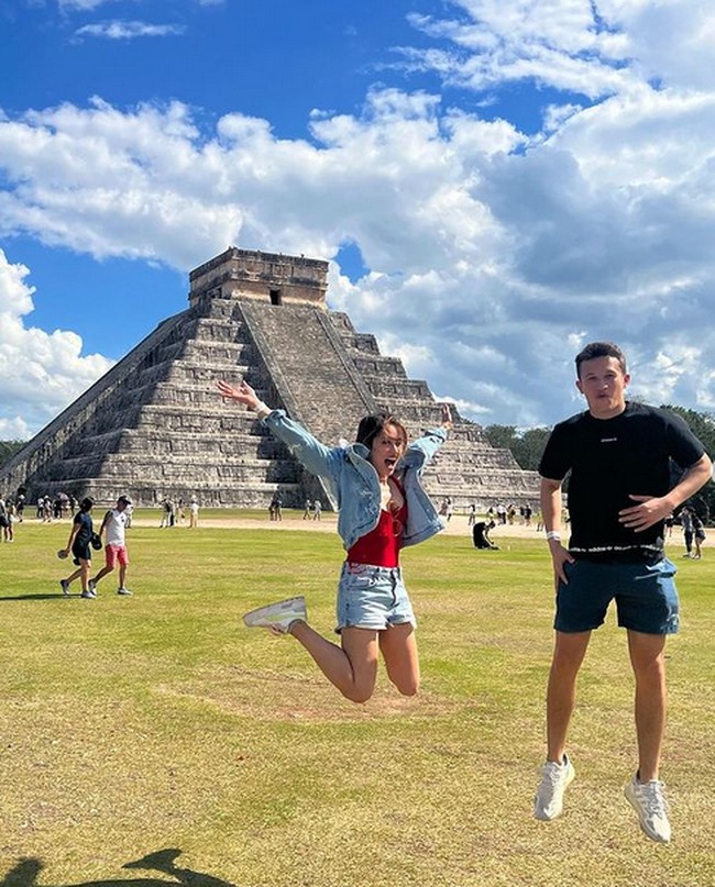 Kekompakan Cinta dan Arya pun terlihat dari foto-foto yang diunggah di Instagram. Seperti pada foto yang diposting pada bulan Februari ini saat keduanya berlibur ke Meksiko. Foto: dok. Instagram/@claurakiehl