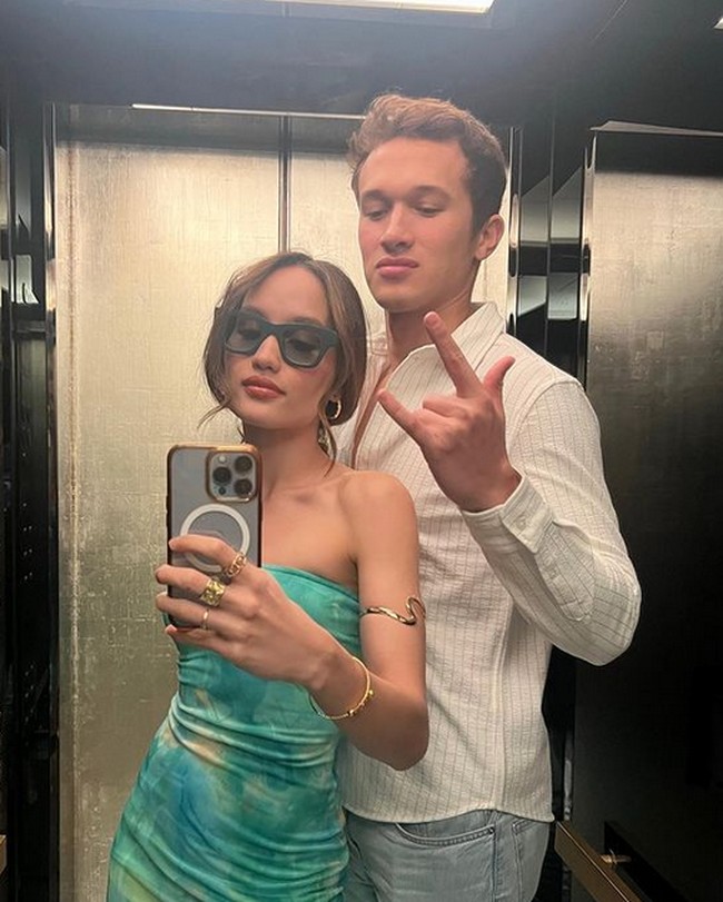 Cinta Laura tampil menggunakan strapless dress warna biru. Sementara Arya mengenakan kemeja putih. “Barbie and Ken,” begitu komentar netizen yang menyamakan keduanya seperti boneka.Foto: dok. Instagram/@claurakiehl