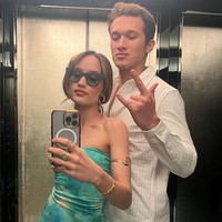 Cinta Laura tampil menggunakan strapless dress warna biru. Sementara Arya mengenakan kemeja putih. “Barbie and Ken,” begitu komentar netizen yang menyamakan keduanya seperti boneka.Foto: dok. Instagram/@claurakiehl