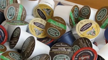 John Sylvain pada tahun 1992, membuat pod kopi untuk perusahaan Keurig tempatnya bekerja, yaitu wadah plastik kecil yang bisa membuat kopi instan sekali saji dengan mesin kopi. Temuan ini ternyata sangat populer dan membuat sampahnya menumpuk sangat banyak, hingga diperkirakan bisa mengelilingi Bumi 10,5 kali. Terkadang aku merasa buruk aku pernah membuat hal itu, katanya. Foto: CBC