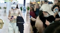 Ia pun turut mengenakan topi dan masker untuk menghindari kerumunan massa. Foto: Dok. Ist