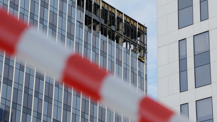 Drone Serang Moskow, 2 Gedung Rusak Members of the security services investigate the site of a damaged building following a reported drone attack in Moscow, Russia, July 24, 2023. REUTERS/Maxim Shemetov