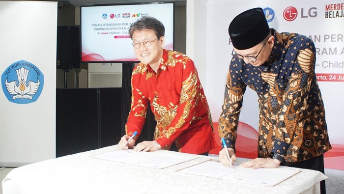 Dukung Literasi Nasional Lewat Paket Buku Bacaan untuk PAUD LG ikut mendukung kampanye pemerintah untuk meningkatkan literasi masyarakat dengan mendistribusikan paket buku bacaan bagi Pendidikan Anak Usia Dini (PAUD) yang tersebar di Indonesia.