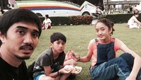 Duta juga pernah membagikan momen bersama kedua anaknya. Mereka terlihat menikmati jajanan di taman dengan gaya santai. Foto: Instagram @pakduta