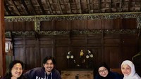 Sebagai orang Yogyakarta, Duta dan sang istri juga pernah nongkrong di Kopi Klotok. Mereka menikmati kopi dan pisang goreng yang nikmat. Foto: Instagram @pakduta