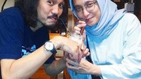 Bersama sang istri, Duta juga kerap memperlihatkan kemesraan. Seperti momen menikmati es satu gelas bersama dan menyantap makanan berkuah. Foto: Instagram @pakduta