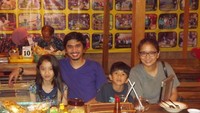 Momen kuliner Duta kerap viral karena kesederhanaannya. Saat dua anaknya masih kecil, Duta dan sang istri pernah mengajak mereka makan di rumah makan bakmi. Foto: Instagram @pakduta